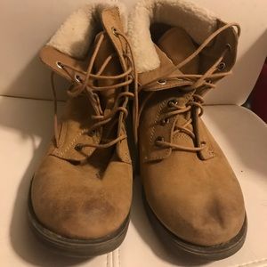 American Eagle women’s boots with soft upper.
